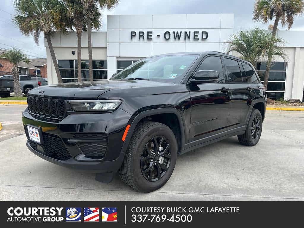 2025 Jeep Grand Cherokee Altitude in Black — front three-quarter view