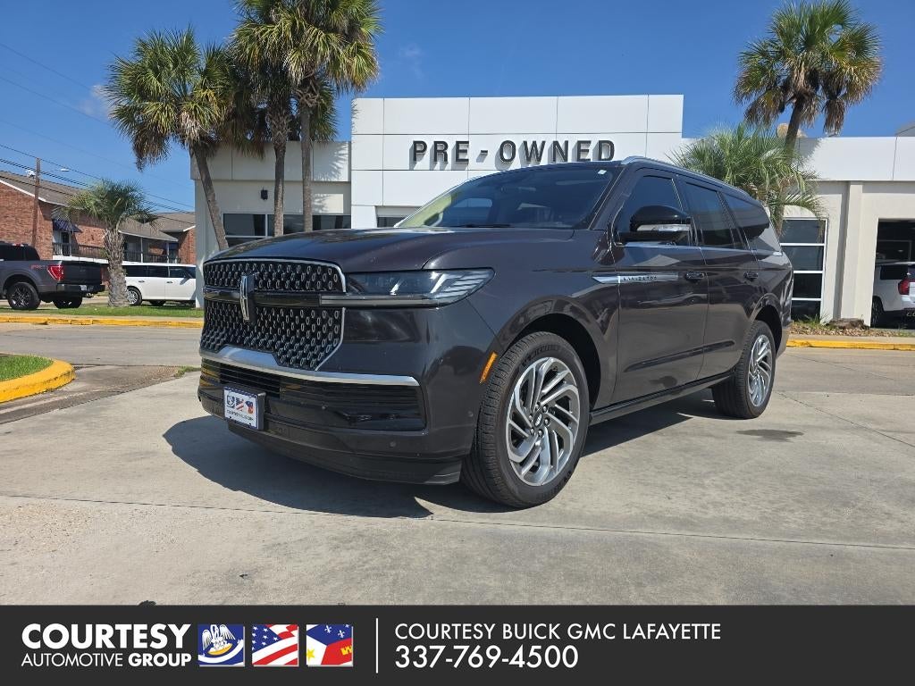 2025 Lincoln Navigator Reserve in Gray — front three-quarter view